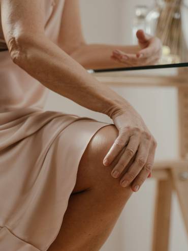 Older woman who receives PRP treatment to help with her joints